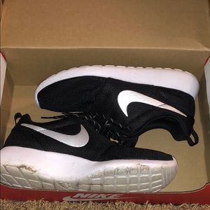 Black Roshe Run
